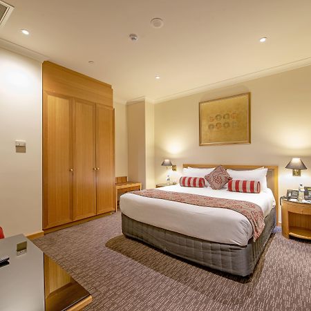 Duxton Hotel Perth Ngoại thất bức ảnh A bedroom at the hotel
