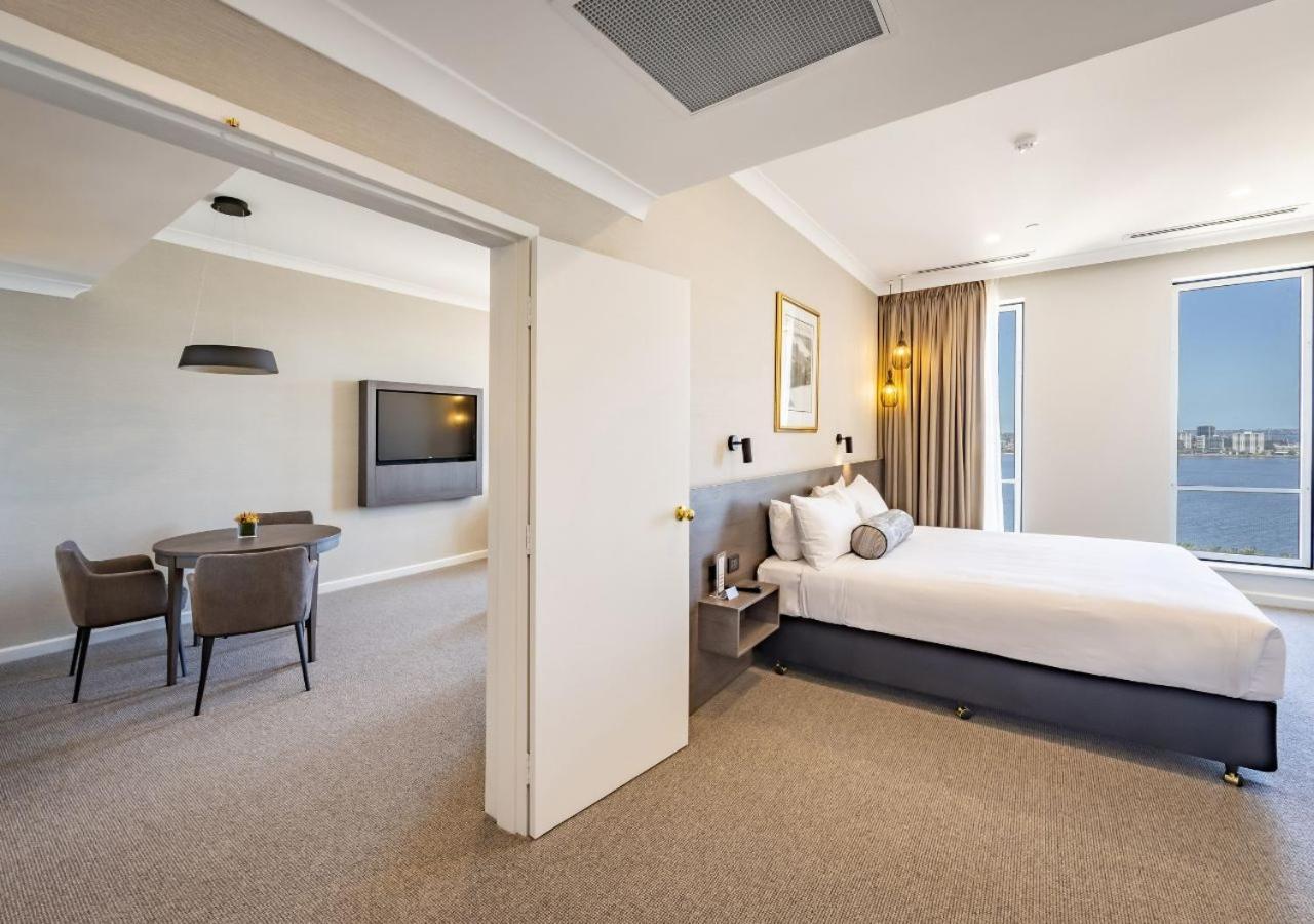 Duxton Hotel Perth Ngoại thất bức ảnh A suite at the hotel
