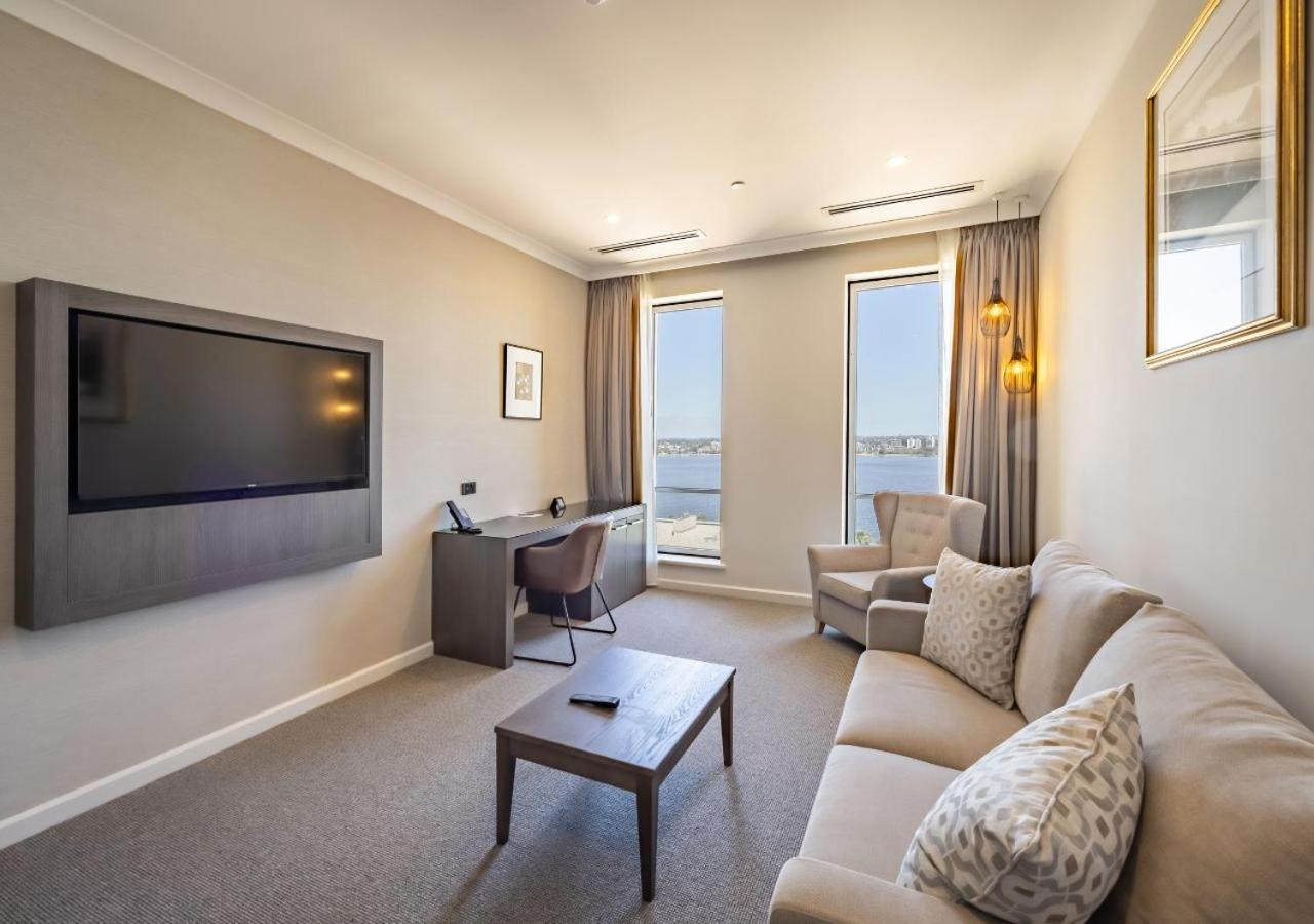 Duxton Hotel Perth Ngoại thất bức ảnh A suite at the hotel