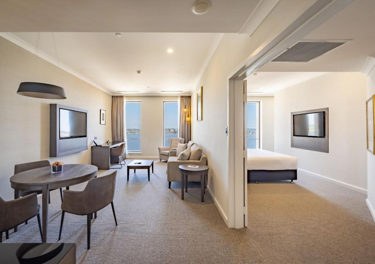 Duxton Hotel Perth Ngoại thất bức ảnh A suite at the hotel